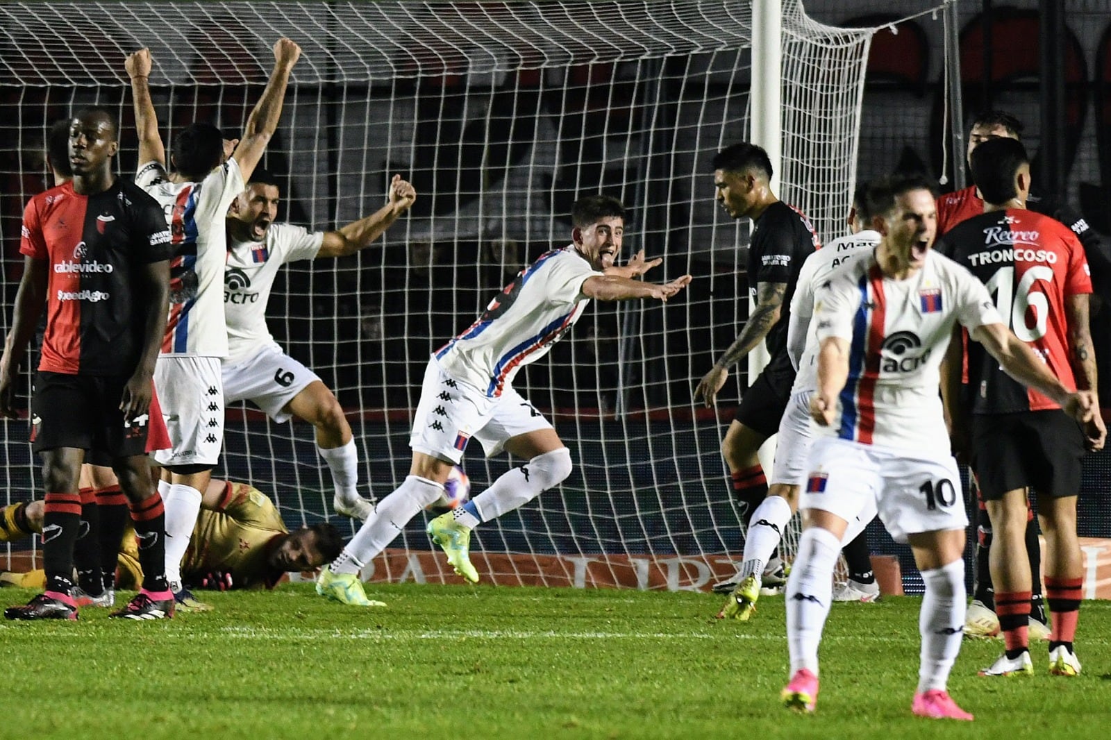 Los jugadores de Tigre salen corriendo para festejar