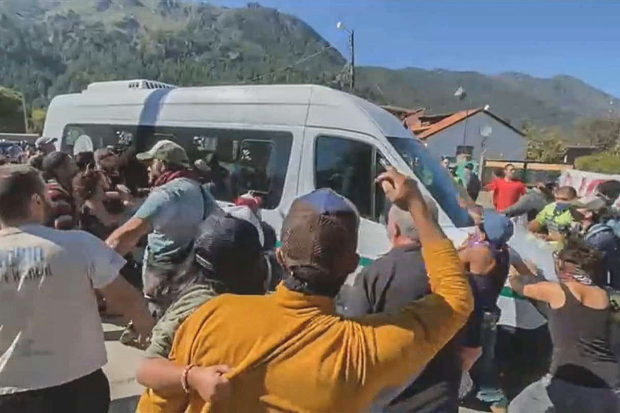 La camioneta en la que viajaba el Presidente en Chubut.   