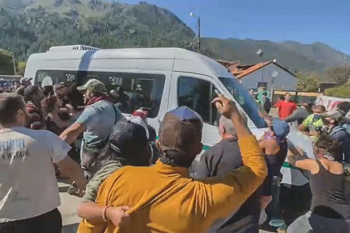 La camioneta en la que viajaba el Presidente en Chubut.