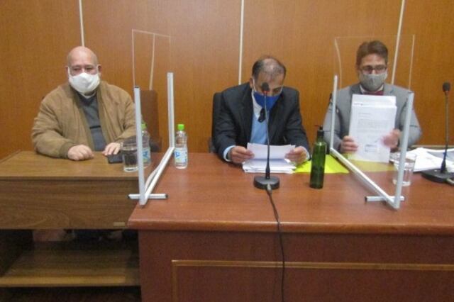 Rosa Torino, de campera marrón, junto a sus abogados