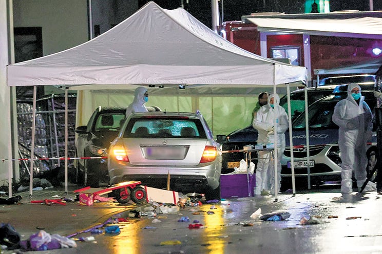 Expertos forenses revisan el auto utilizado para atropellar personas en el carnaval de Volkmarsen.