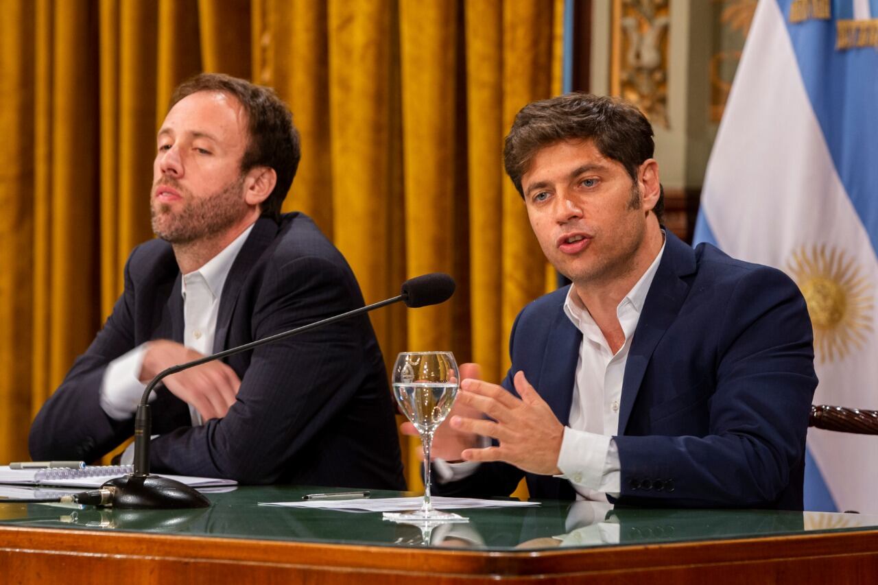 Axel Kicillof, gobernador bonaerense, junto al ministro de Finanzas, Pablo López