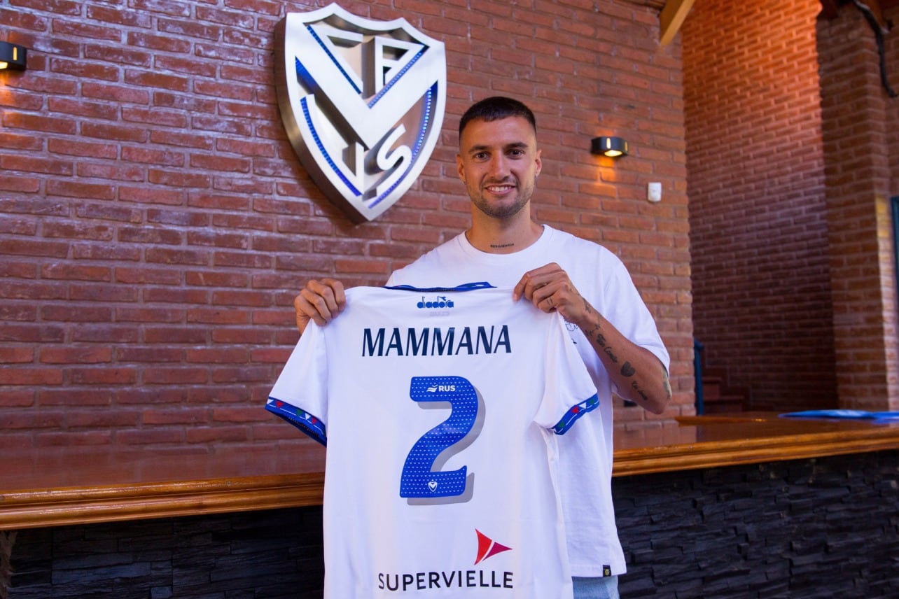 Emanuel Mammana exhibe con satisfacción la 2 del Fortín