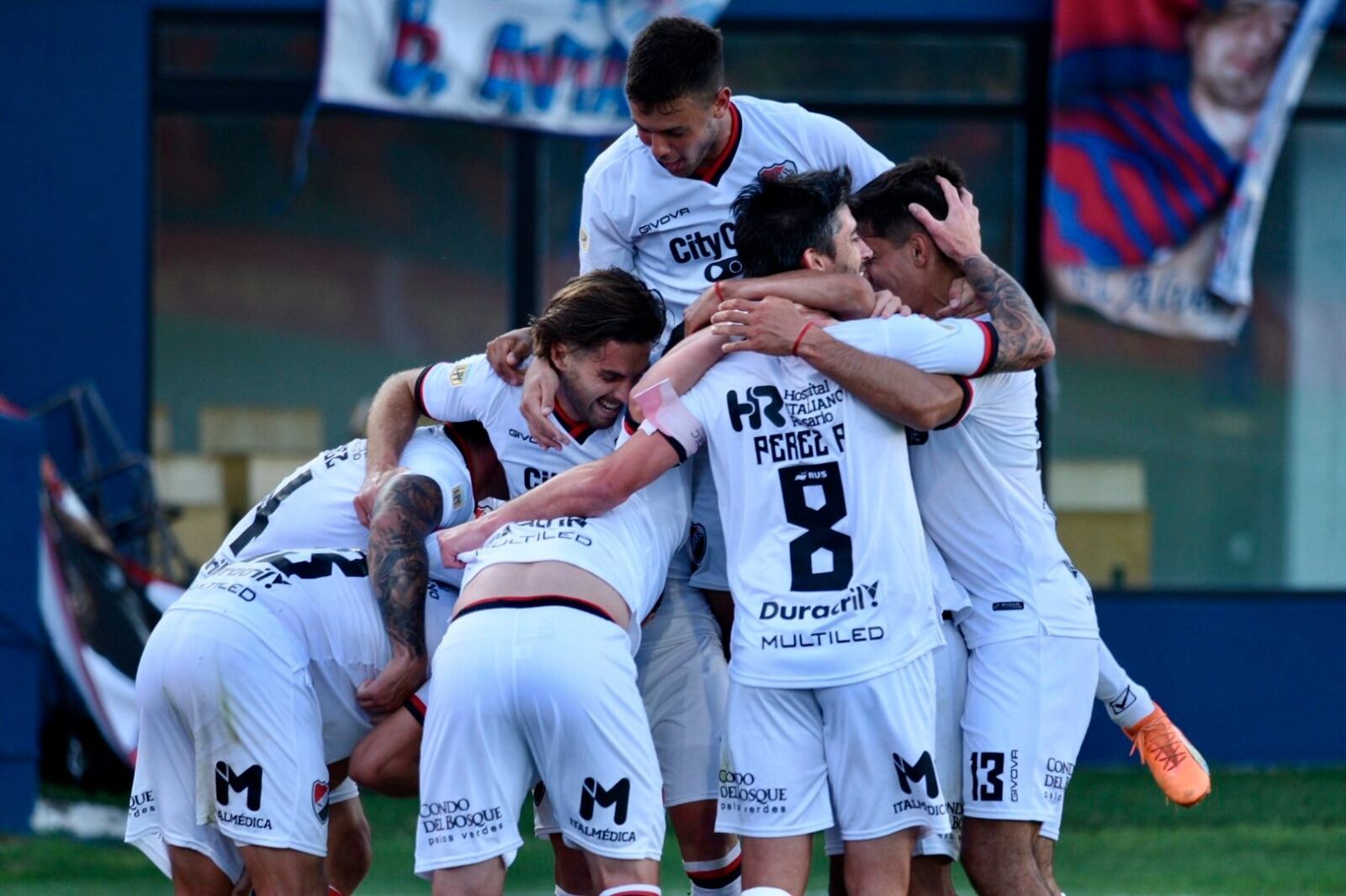 Una verdadera montaña humana celebra el éxito del equipo rosarino en Victoria