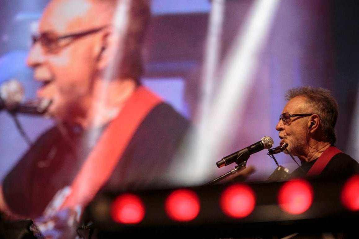 Savage devuelve el pulover, 25 años después de la guerra