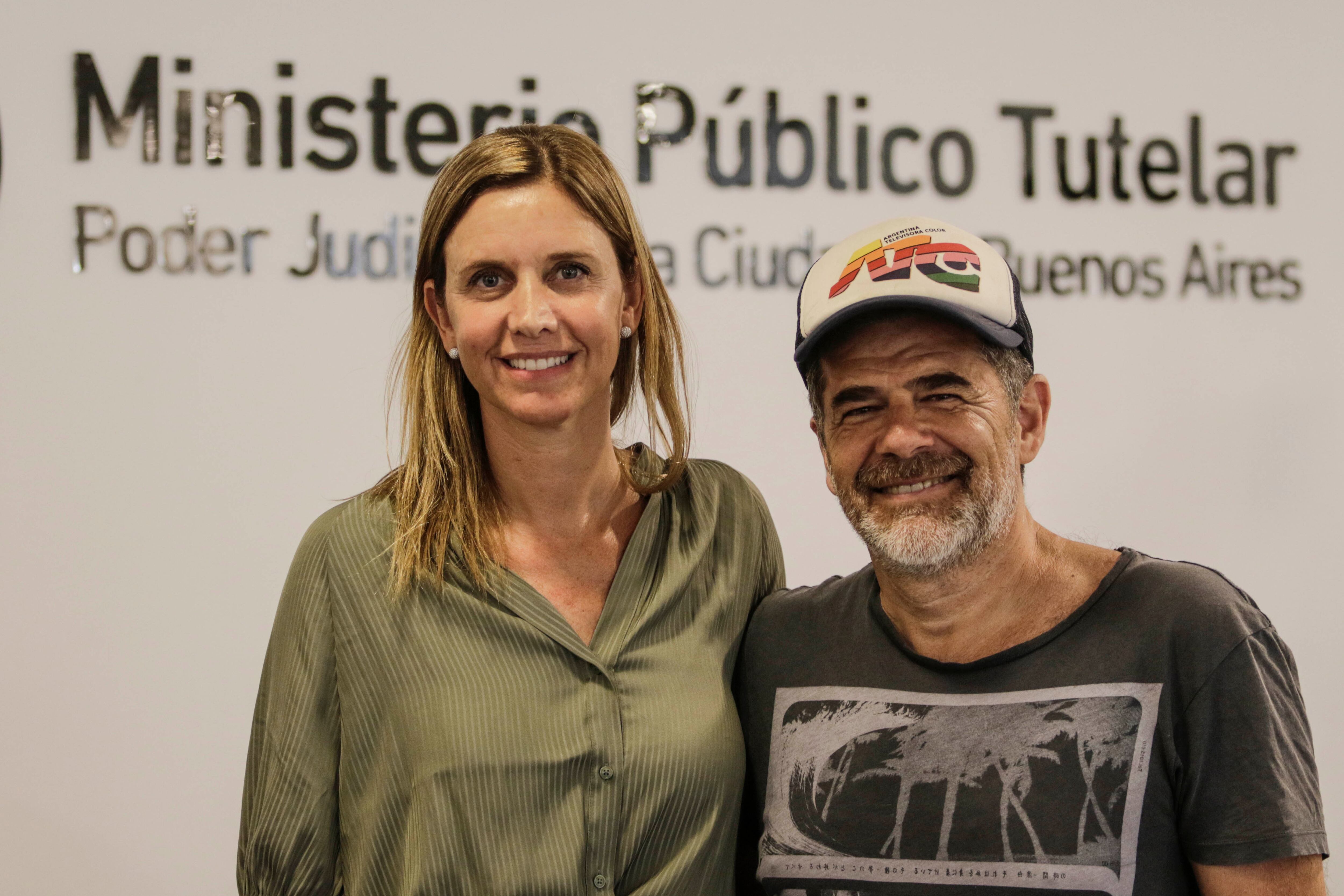 La titular del MPT, Yael Bendel, junto a Julián Weich en la presentación de la campaña.