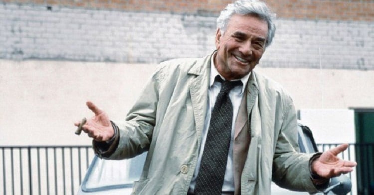 Peter Falk caracterizado en sus últimos años como el famoso detective de TV. 