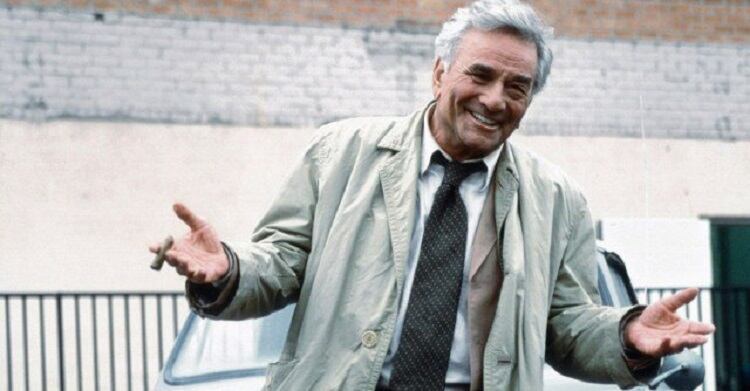 Peter Falk caracterizado en sus últimos años como el famoso detective de TV.