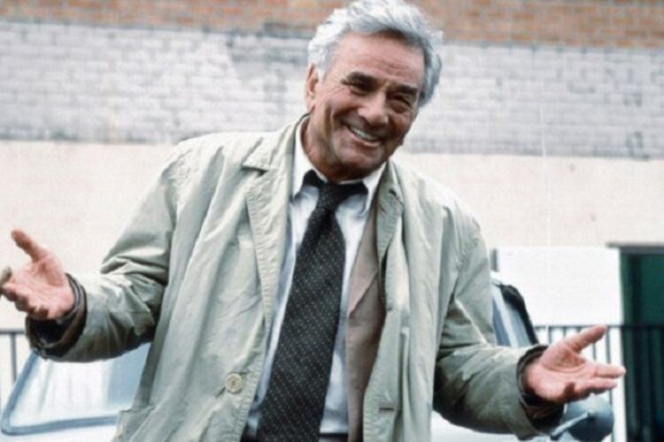 Peter Falk caracterizado en sus últimos años como el famoso detective de TV.