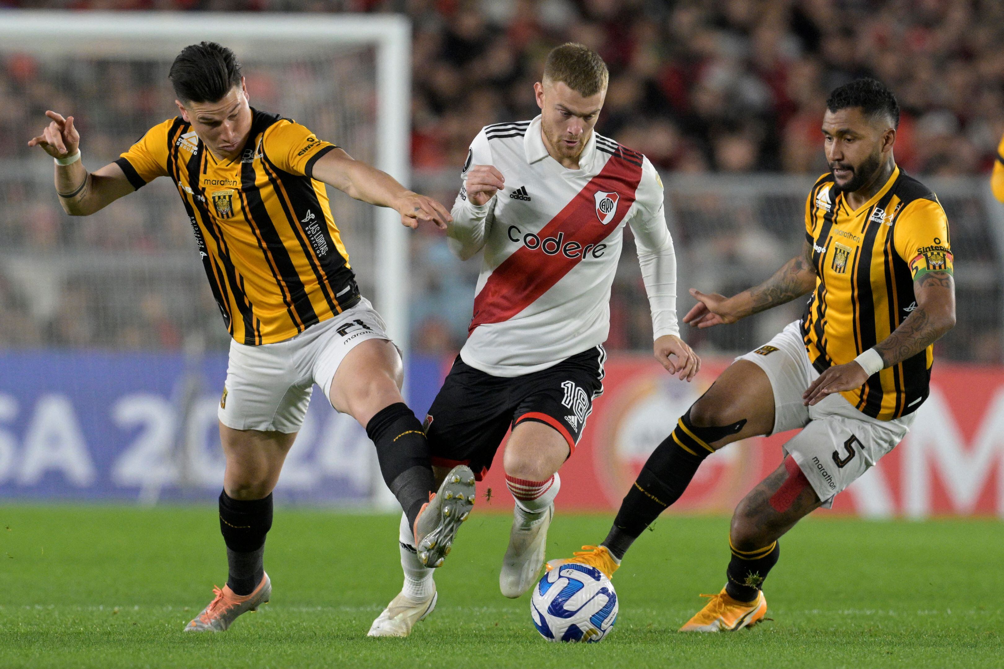 Lucas Beltrán traslada la pelota ante la marca del equipo boliviano