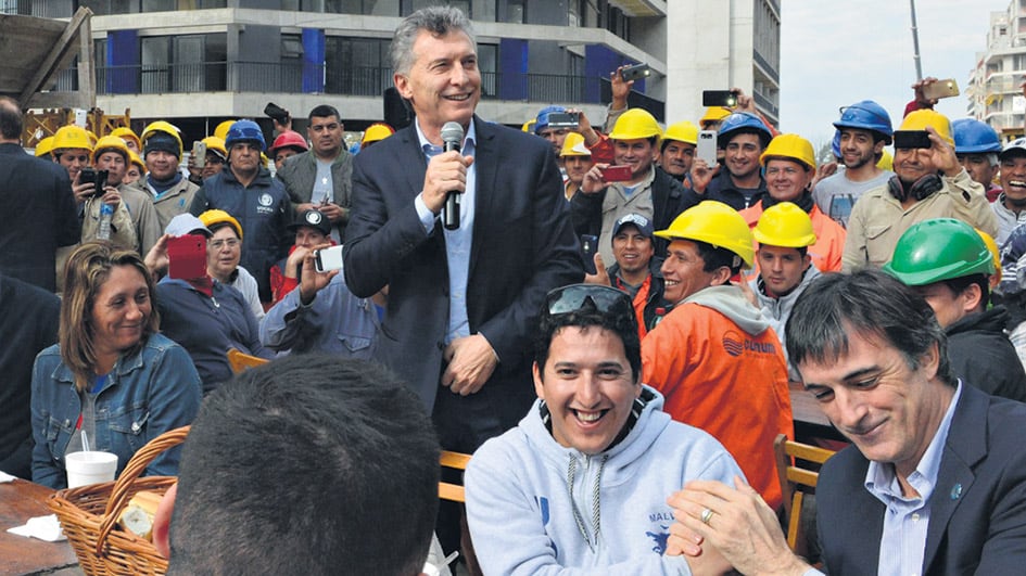En campaña, Mauricio Macri y el ministro Esteban Bullrich compartieron acto en la Villa Olímpica.