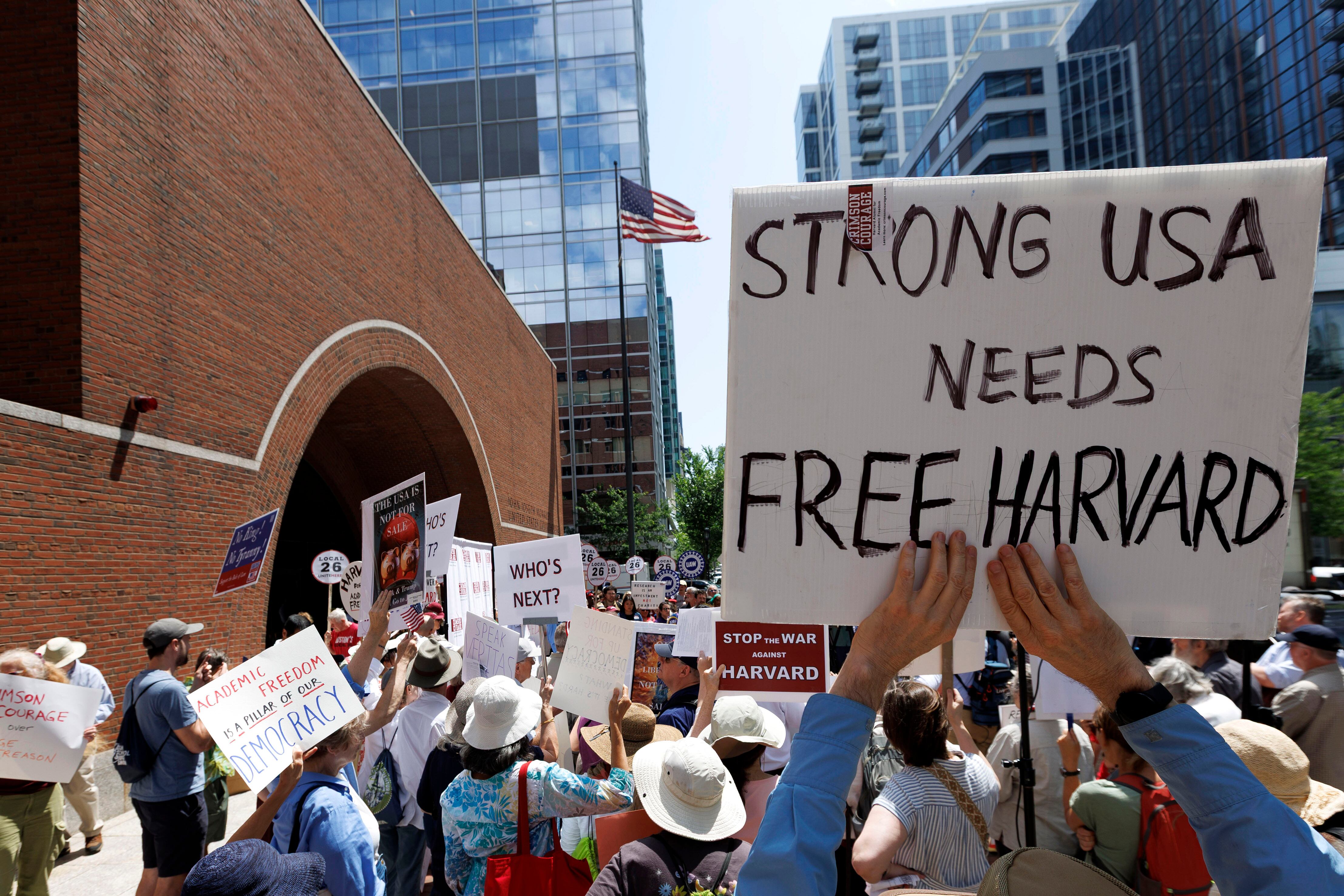 Exalumnos de Harvard se manifiestan frente al Tribunal Federal John Joseph Moakley en Boston, Massachusetts