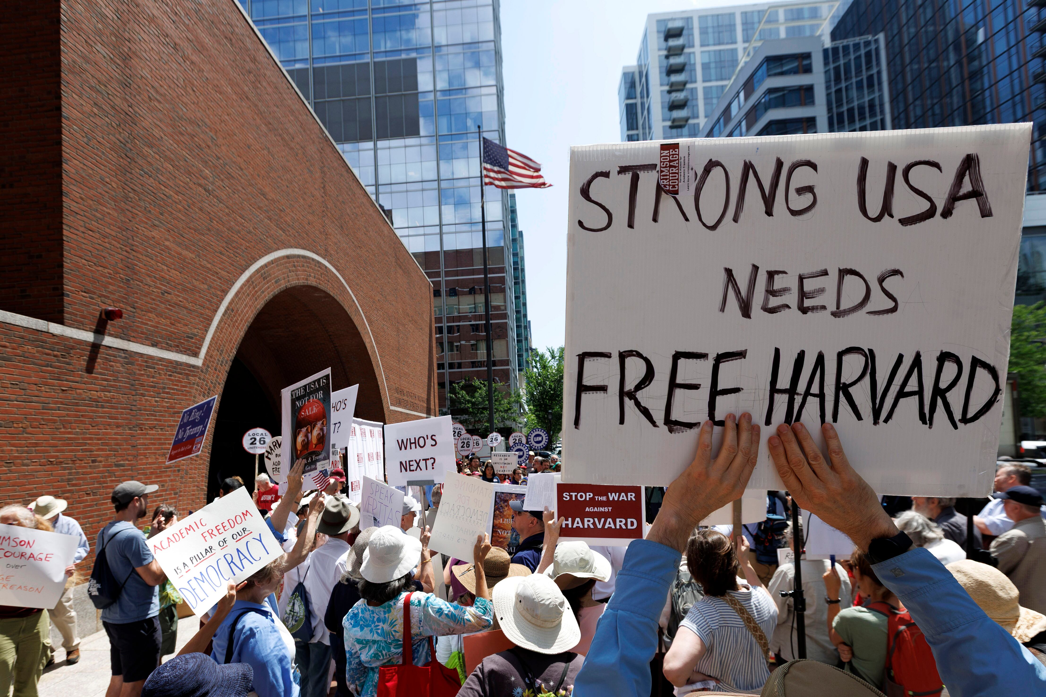 Exalumnos de Harvard se manifiestan frente al Tribunal Federal John Joseph Moakley en Boston, Massachusetts