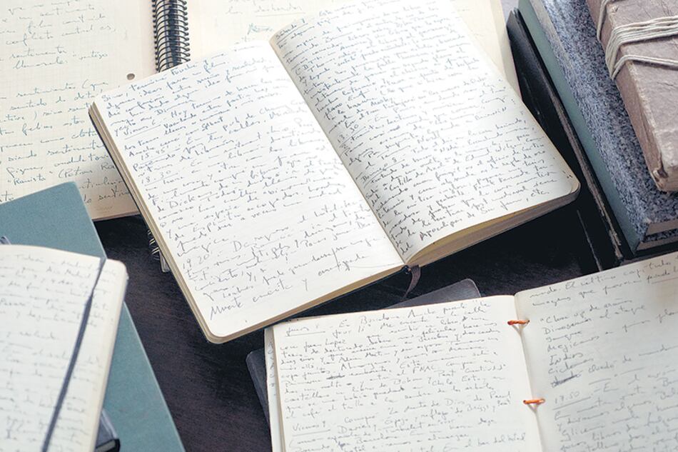 La escritura de Raúl Ruiz en los numerosos cuadernos que forman parte de su Diario, descifrados y editados luego de su muerte por Bruno Cuneo, para ser publicados por la editorial de la Universidad Diego Portales.