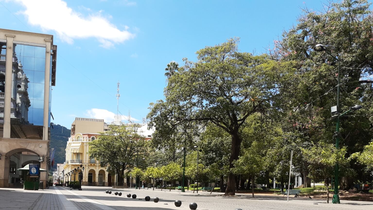 El banco Macro está justo enfrente de la plaza