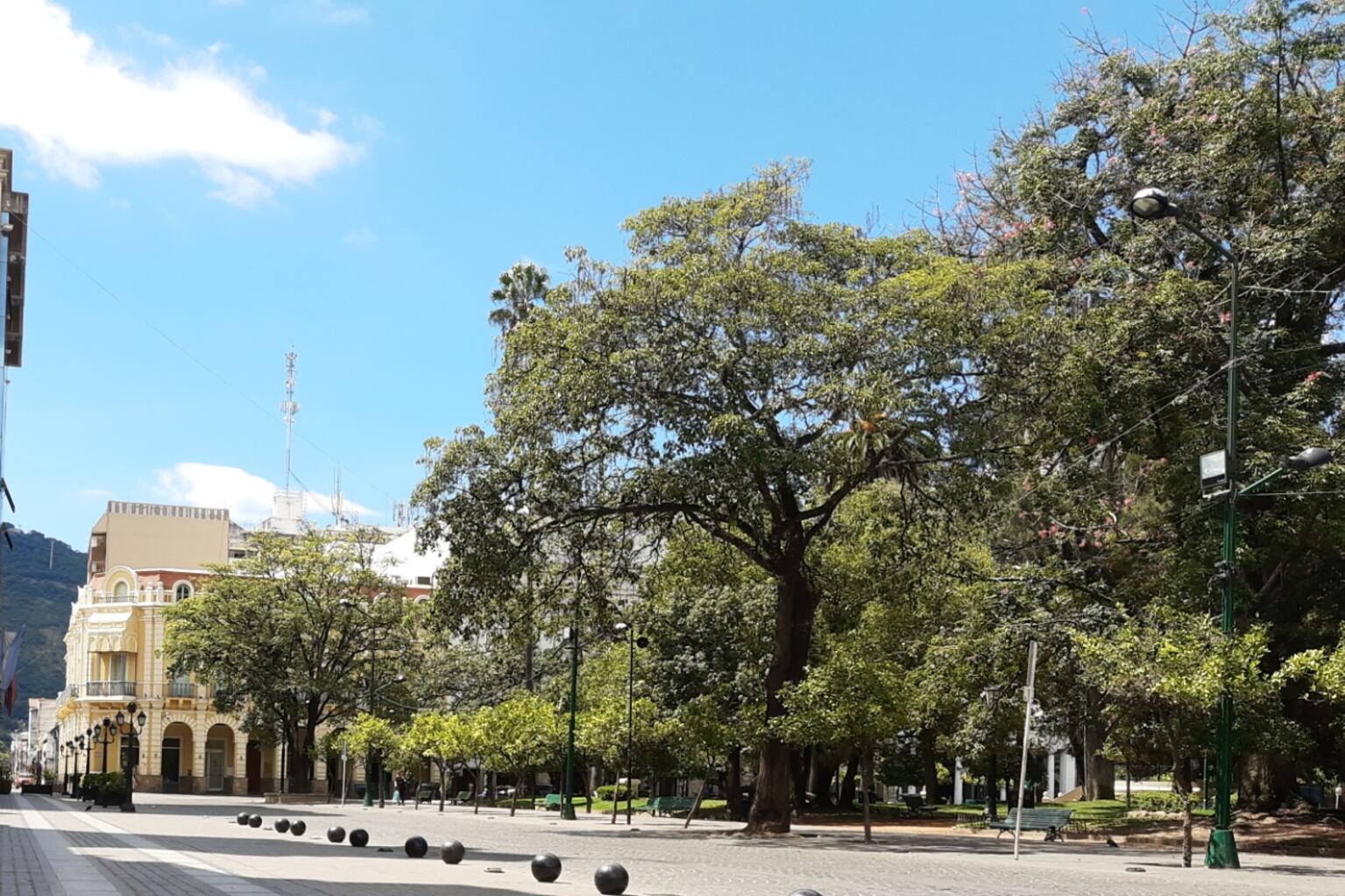 El banco Macro está justo enfrente de la plaza