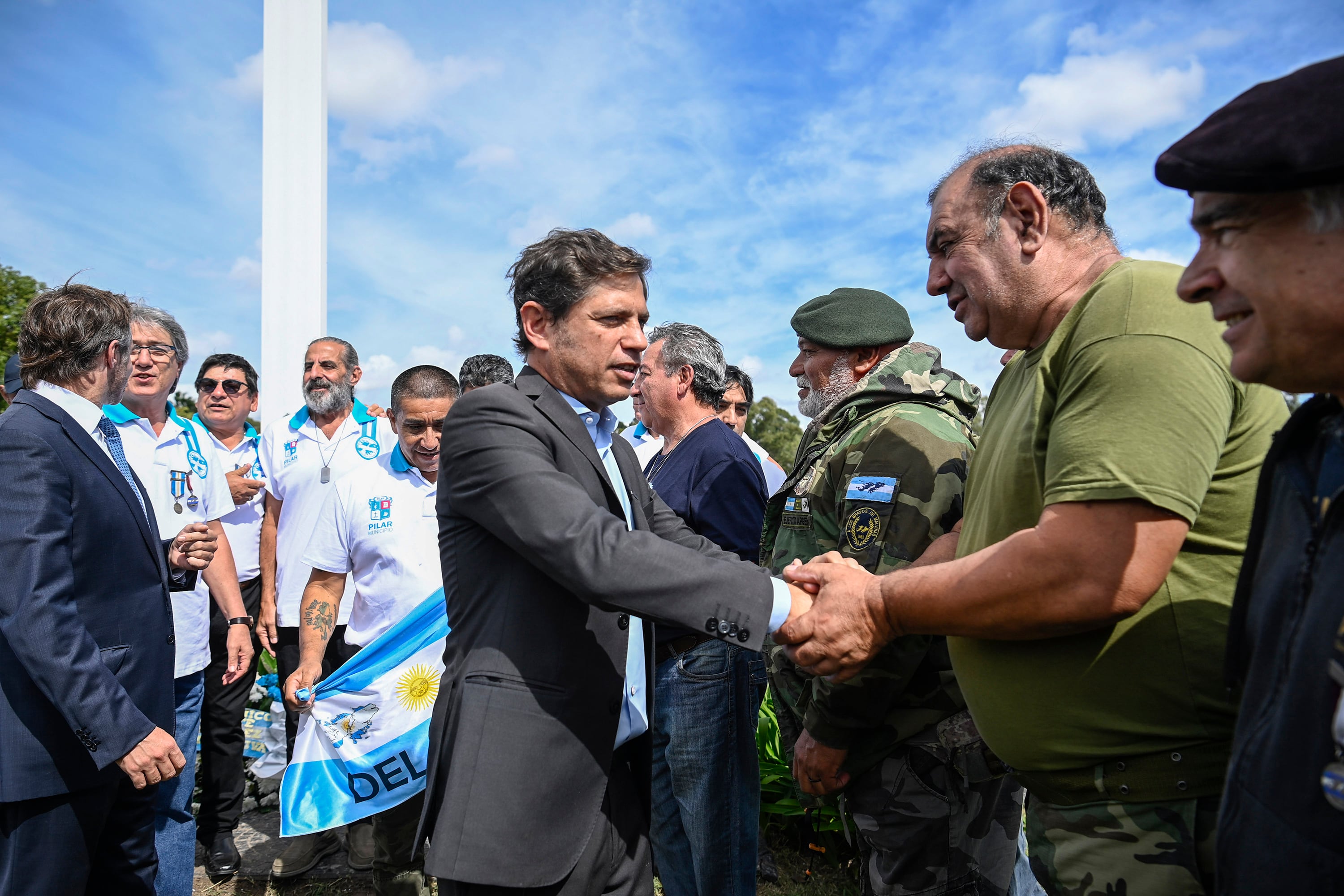 Kicillof partició del homenaje en el Cenotafio Municipal de Pilar