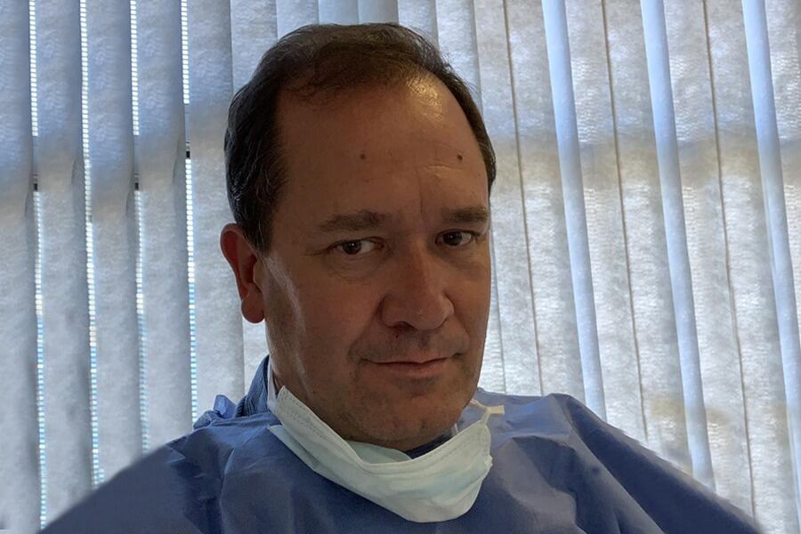El doctor Ferreyra en su lugar de trabajo de Córdoba capital.