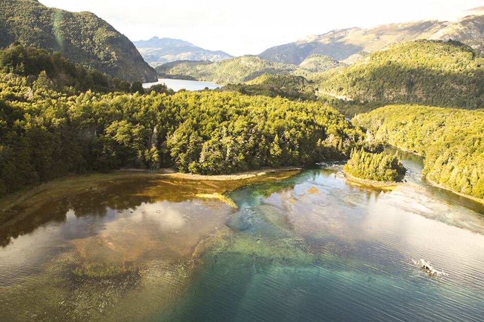 La imagen aérea permite apreciar la transparencia de las aguas, rumbo al corazón del Parque Nacional.