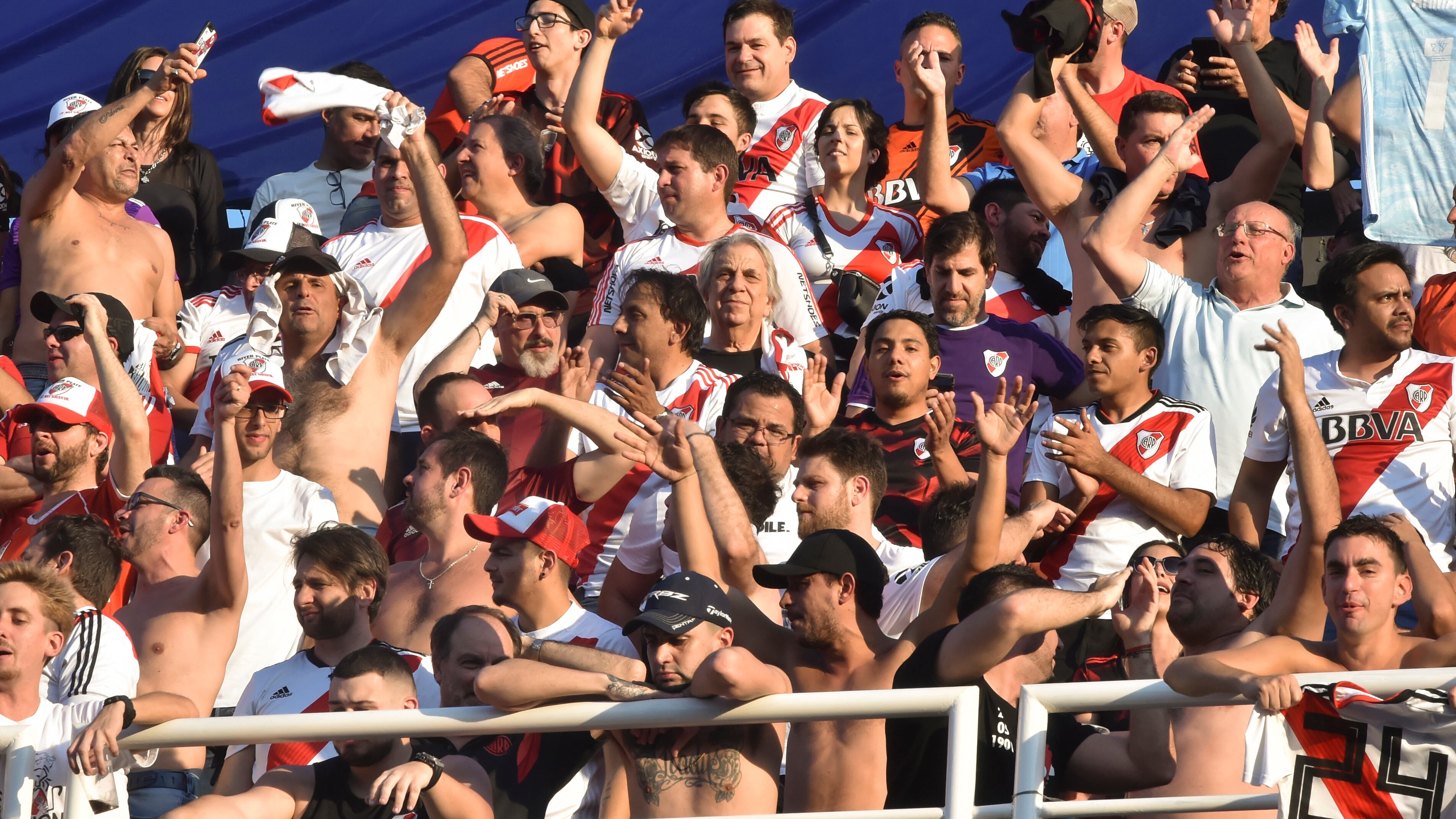 Unos 2000 hinchas del Millonario lograron ingresar al estadio en Asunción.