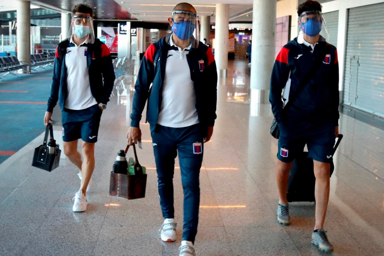 Los jugadores de Tigre en aeroparque.