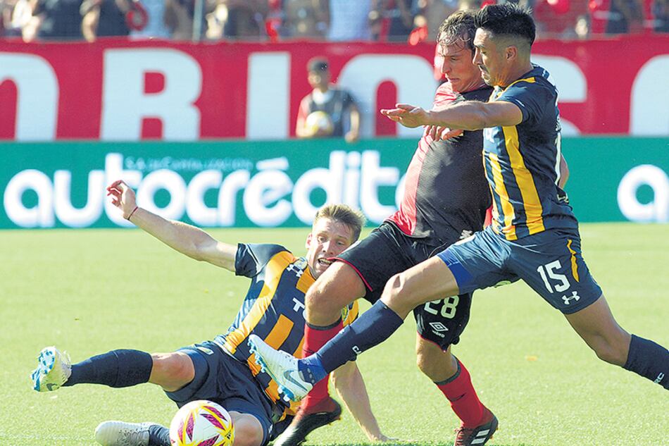 Bittolo intenta pasar entre dos jugadores de Central.