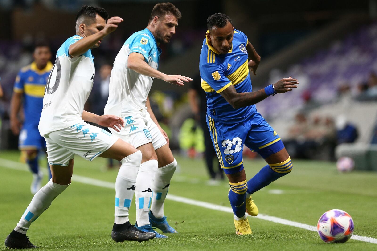 Sebastián Villa, el más peligroso de Boca. Leonardo Sigali, el referente de la defensa de Racing