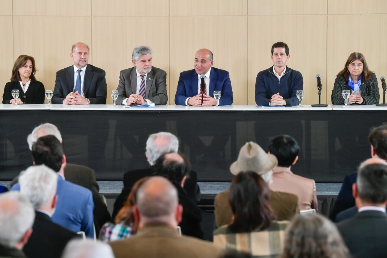 Juan Manzur, Daniel Filmus y Eduardo de Pedro durante el anuncio en Ciudad Universitaria.