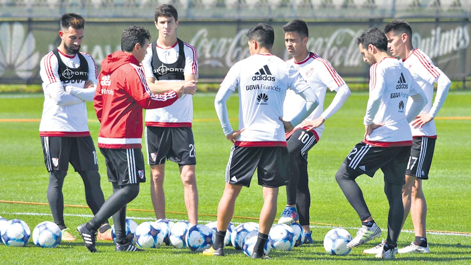 Gallardo habla con los jugadores en la práctica.