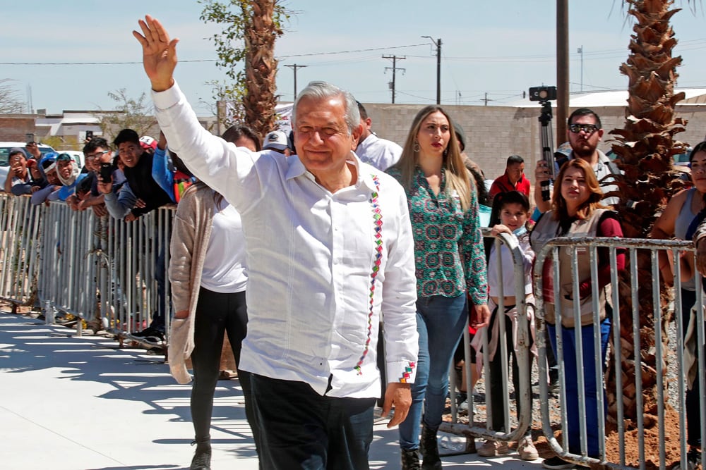 López Obrador suspendió los actos masivos y ya no abraza a sus seguidores.