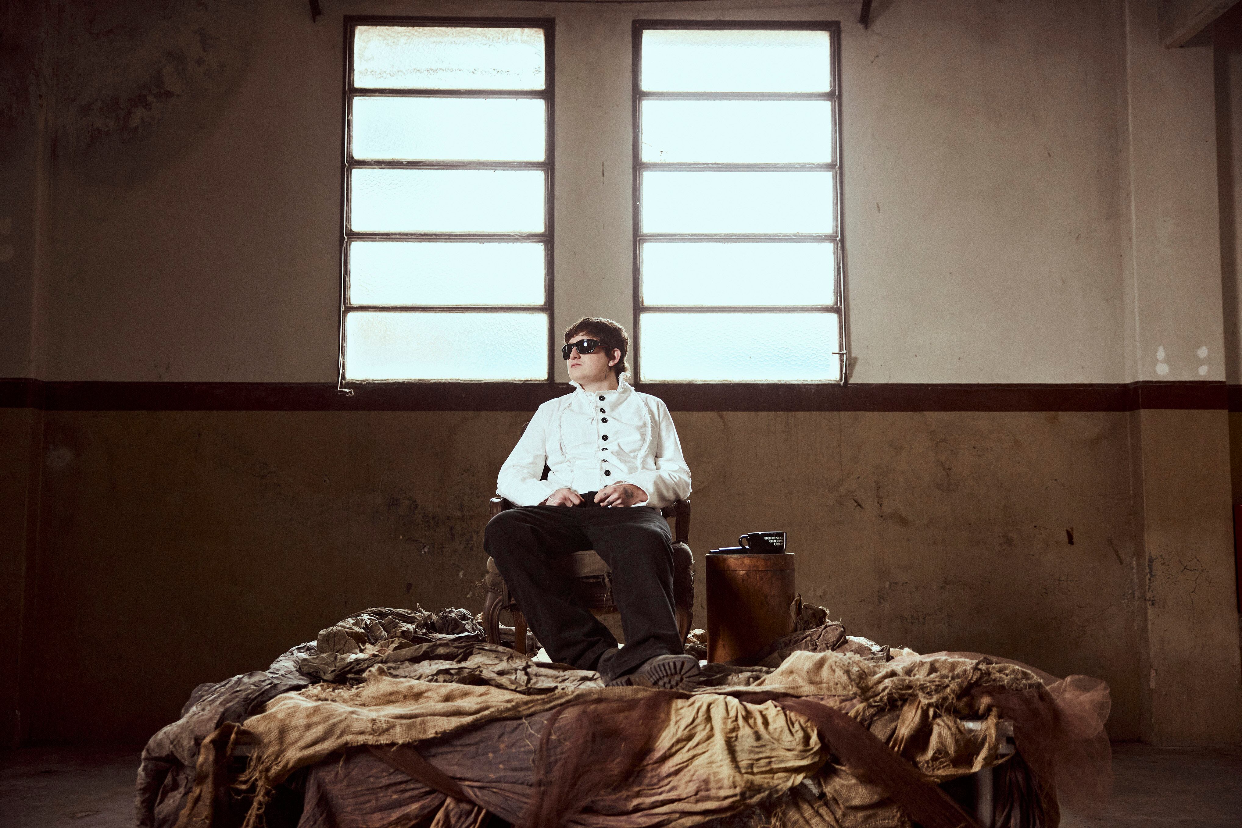 Dillom en su "trono" durante la conferencia de prensa.