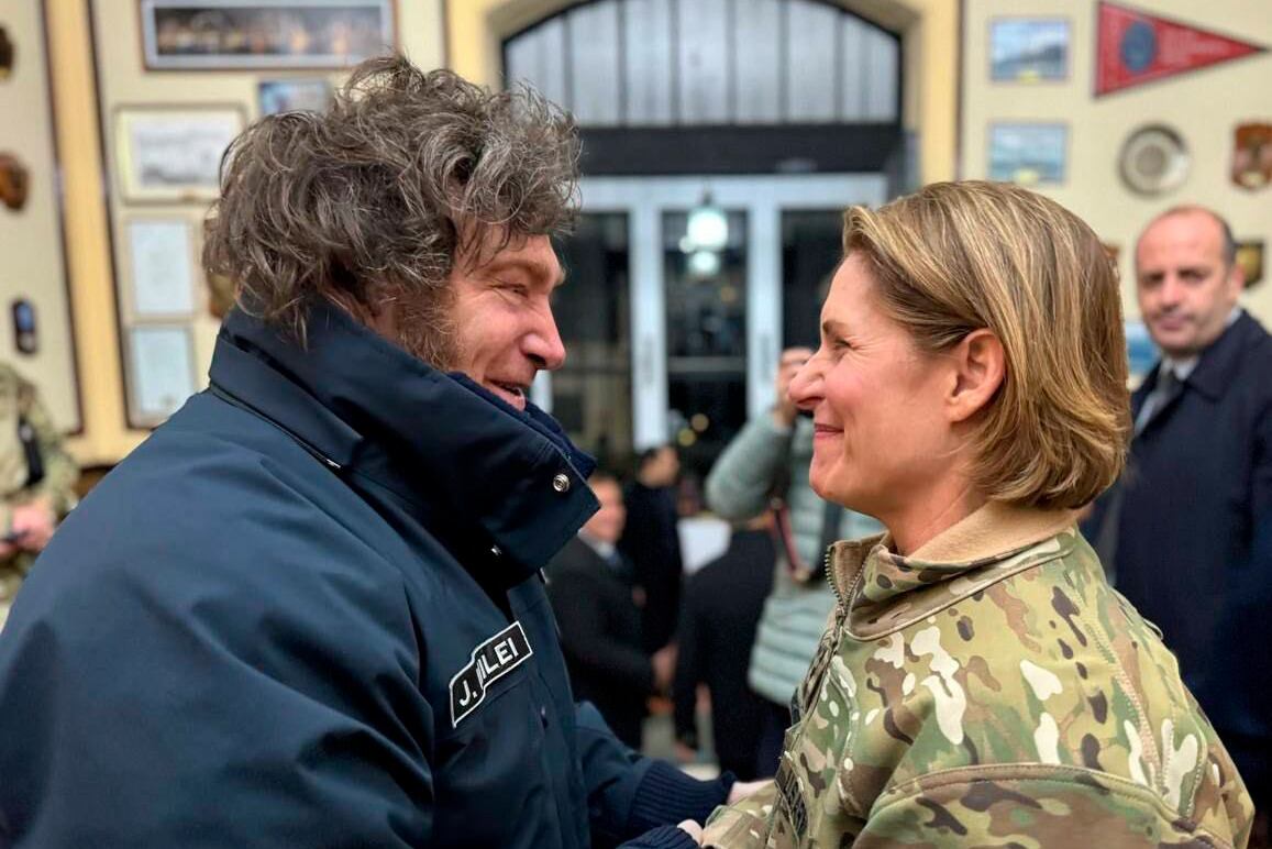 Javier Milei, disfrazado de militar, y generala Laura Richardson, vestida de militar.