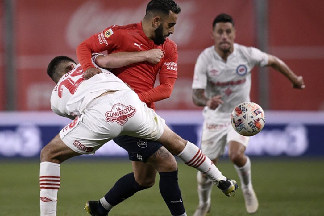 Independiente-Argentinos, dos de los cinco clubes afiliados a la AFA con camiseta roja