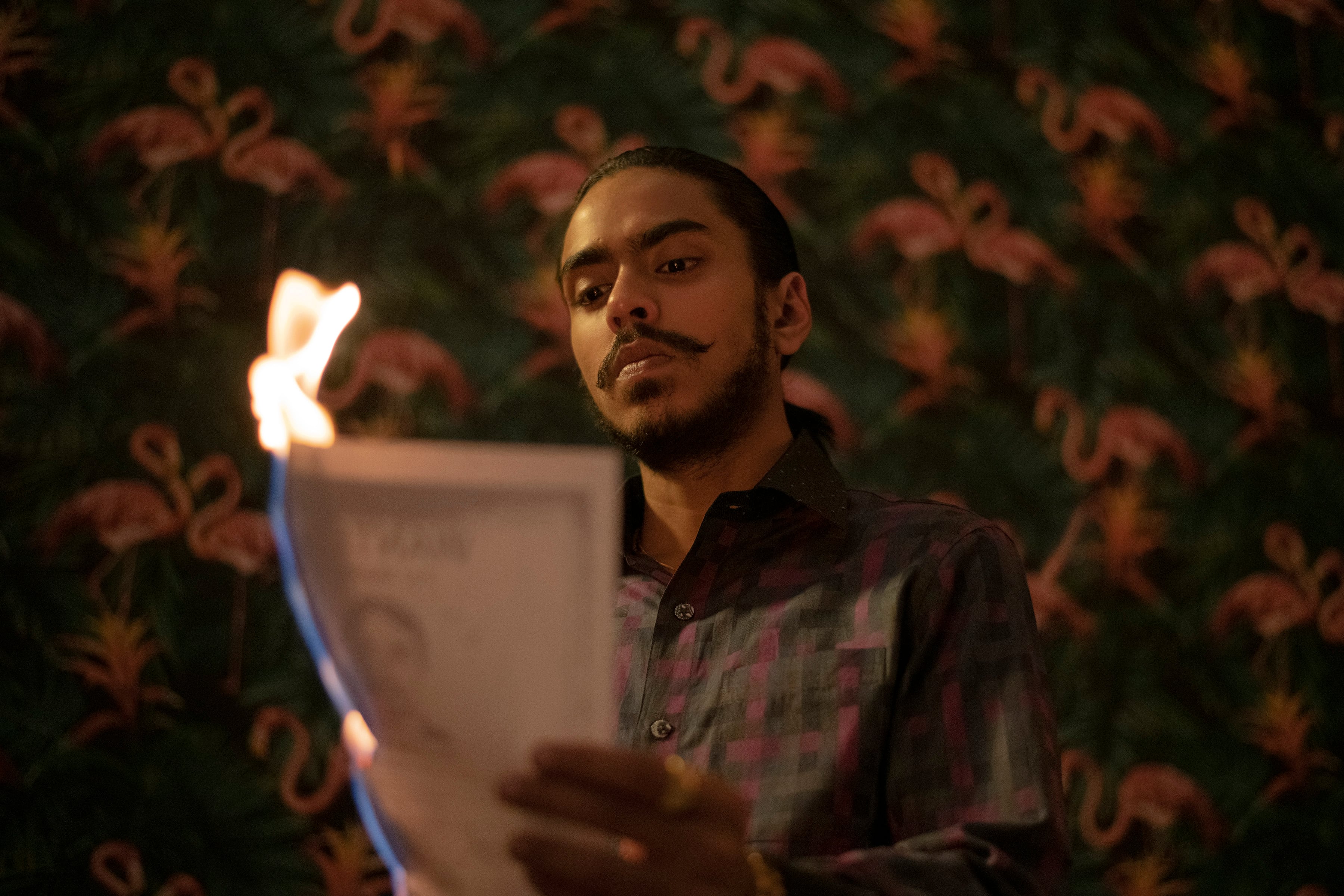 Adarsh Gourav interpreta a un joven de casta inferior del estado de Delhi que quiere ascender socialmente. 