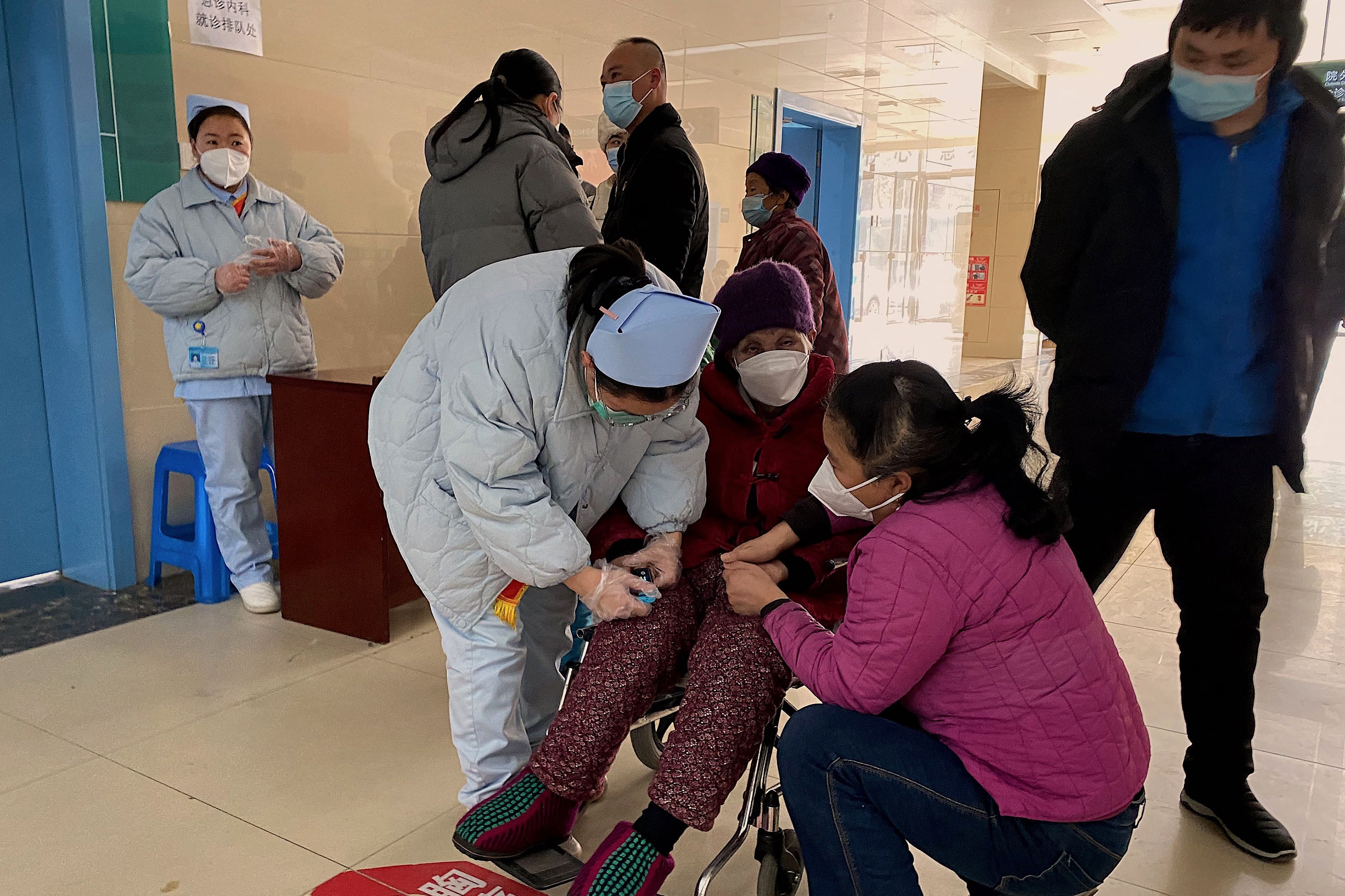 Pacientes de un hospital de China, siendo atentidos ante el rebrote de casos de covid en el país (Foto: AFP).