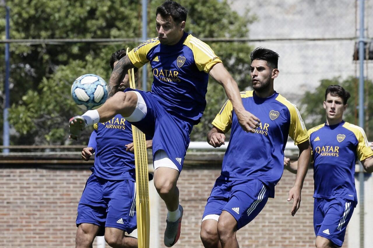 Tras la práctica xeneize, hubo reunión en el plantel.