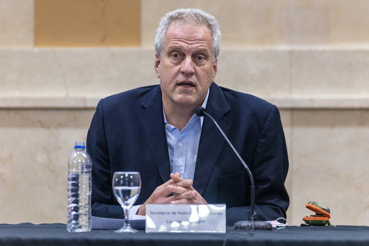 El ministro entregó computadoras en una escuela secundaria del partido bonaerense de Magdalena.