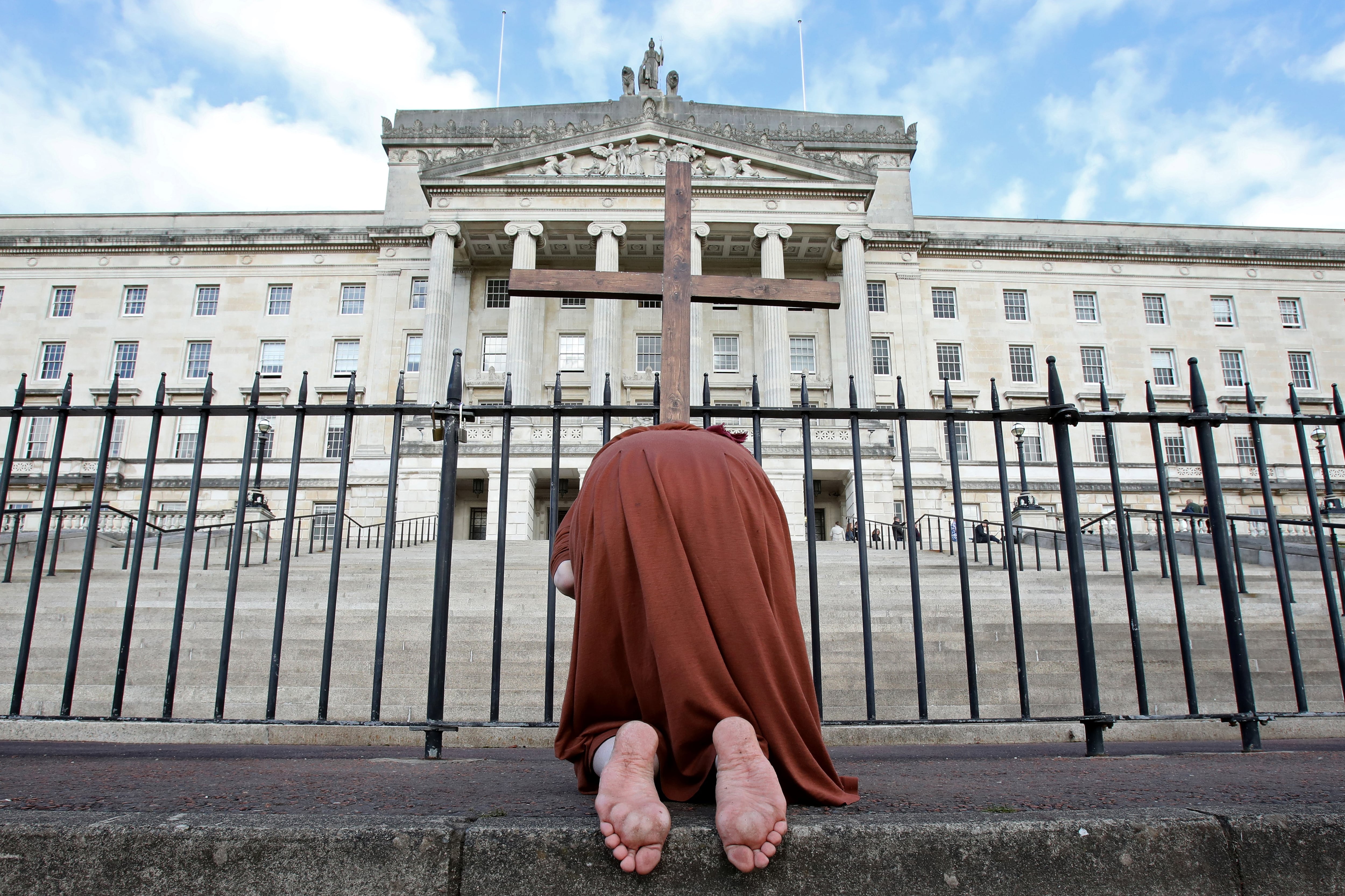 Los grupos antiderechos rezaron ante el parlamento norirlandés.