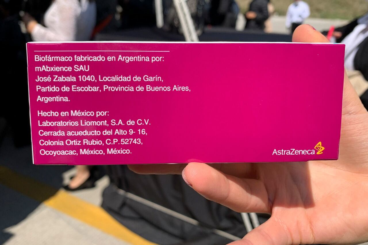 Dorso del empaque de la vacuna de Astra Zeneca contra el coronavirus embalada en Mexico cuyo principio activo fue producido en Argentina.
