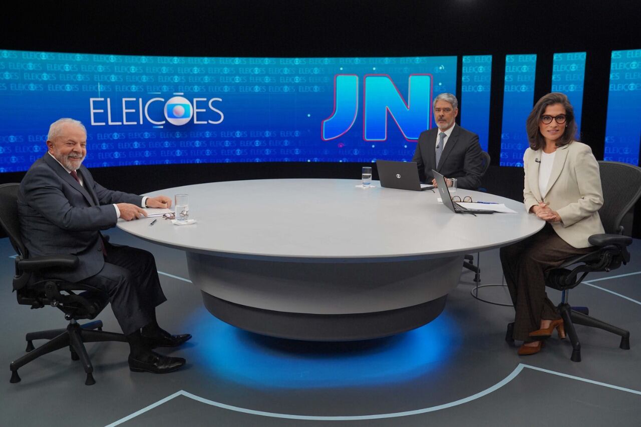 Lula (izq.) con William Bonner y Renata Vasconcellos en Jornal Nacional.