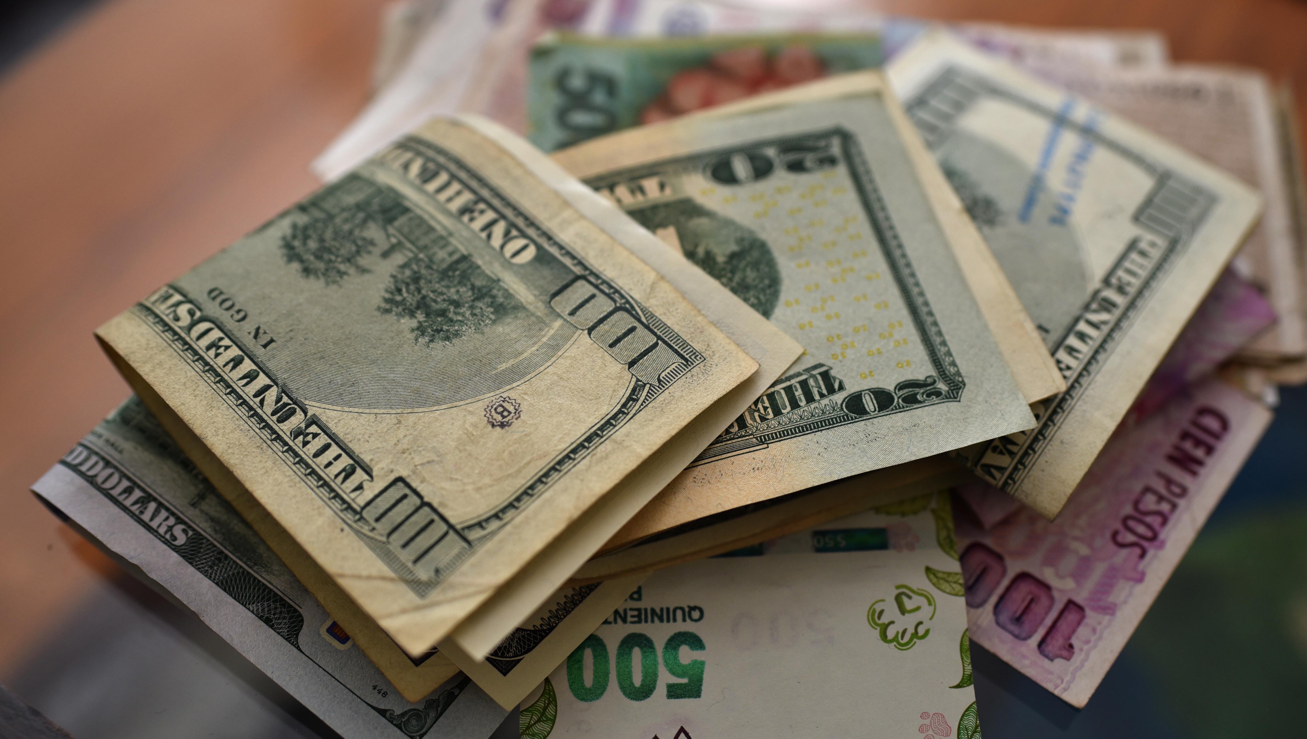 La inconsistencia de acumular pasivos en dólares cuando la mayor parte de los activos de un país son en moneda doméstica.