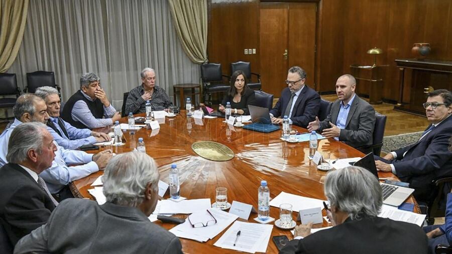 La Jefa de Gabinete del Ministerio de Economía, Melina Mallamace, única mujer en la reunión de este martes del Gobierno, la CGT y la UIA.