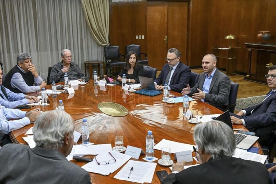 La Jefa de Gabinete del Ministerio de Economía, Melina Mallamace, única mujer en la reunión de este martes del Gobierno, la CGT y la UIA.