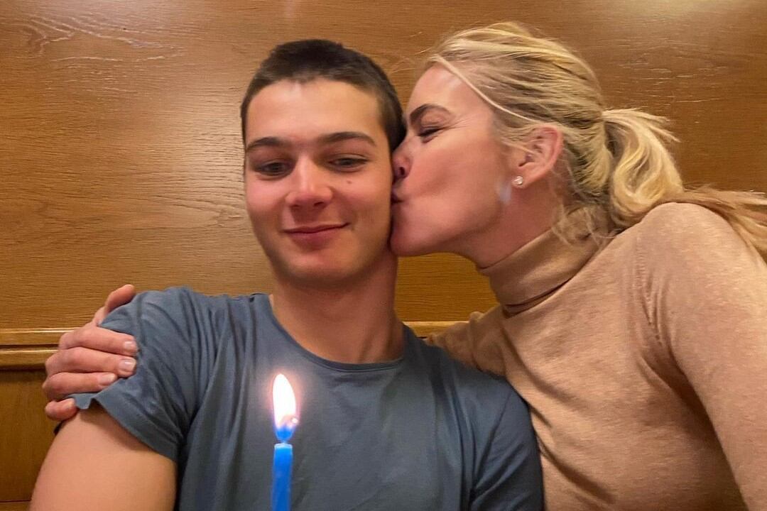 Tiziano Gravier junto a su madre Valeria Mazza. Imagen: @valeriamazzaok. 