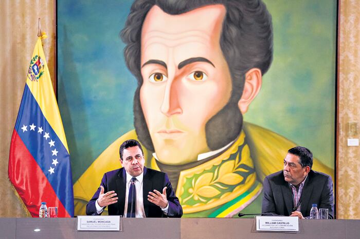 En rueda de prensa, el canciller Moncada (izq.) criticó la cobertura del plebiscito que hicieron medios internacionales.