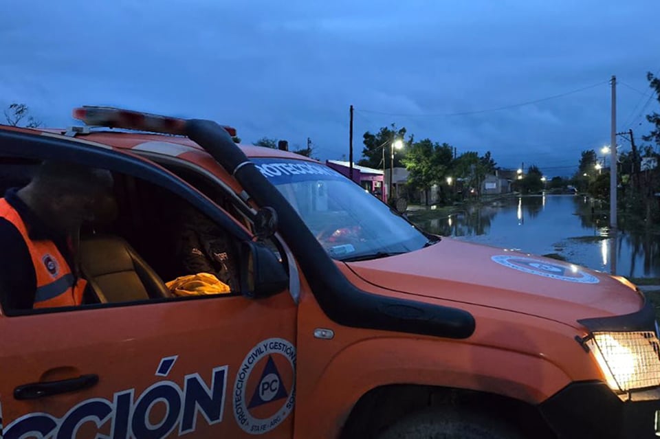 El agua empezó a escurrir por las obras realizadas.