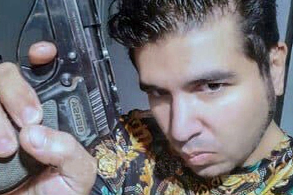 El acusado de atentar contra Cristina Kirchner, Fernando Sabag Montiel, en una fotog con el arma encontrada el día del atentado. (NA)