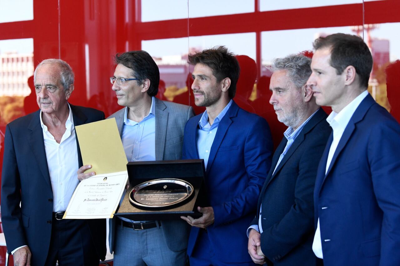 Un emocionado Ponzio posa ya como personalidad destacada de la Ciudad