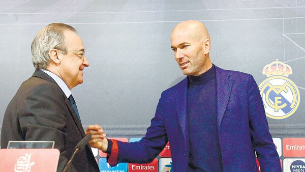 Florentino Pérez y Zinedine Zidane ayer, tras la conferencia de prensa del adiós.