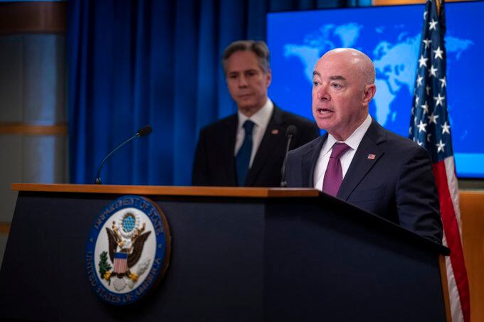 El secretario de Seguridad Nacional Alejandro Mayorkas y el de Estado, Anthony Blinken, anuncian la creación de centrosmigratorios en Colombia y Guatemala.